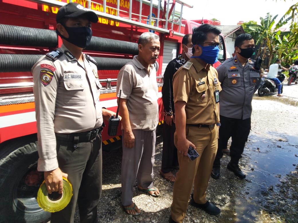 Kapolsek Tampan Beserta Personil Amankan TKP Kebakaran Di Jalan Swakarya